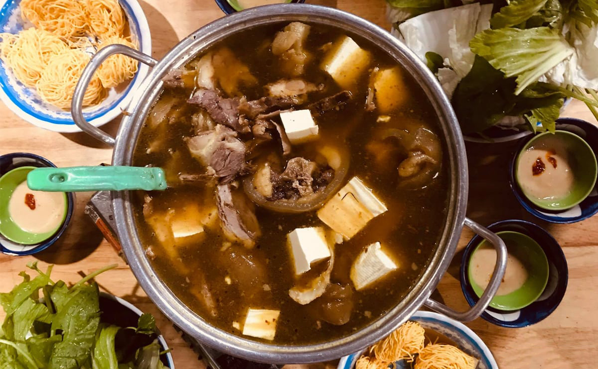 Lẩu bò nhà gỗ (quán gỗ) - món ăn đặc sản nổi tiếng của Đà Lạt nhất định phải thử!